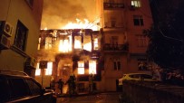 Beyoglu'nda 2 Katli Ahsap Bina Alev Alev Yandi Açiklamasi 2 Yarali