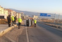 D100'de Bariyerlere Çarpan Minibüs Devrildi Açiklamasi 1 Yarali