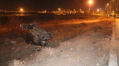 Hafif Ticari Araç Sarampole Uçtu, 3 Yarali