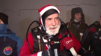 Kadiköy'de Noel Baba Sokak Hayvanlari Için Denize Daldi