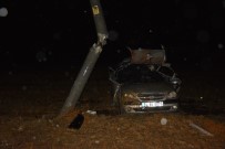 Otomobil Elektrik Diregine Çarpti, Genç Sürücü Yasamini Yitirdi