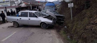 Türkeli'de Iki Otomobil Çarpisti Açiklamasi 2 Yarali