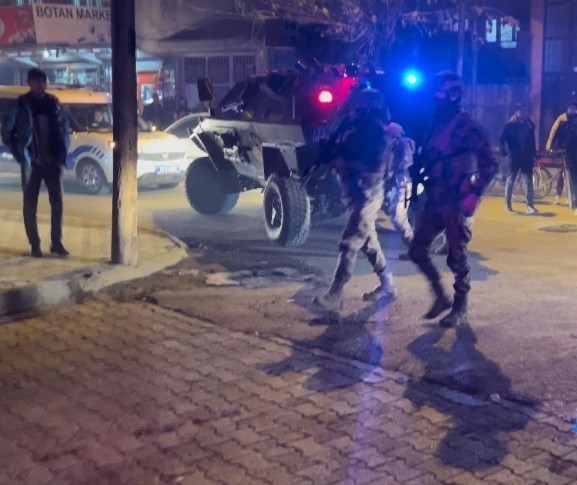 Polise silahlı saldırı! Özel harekat devreye girdi