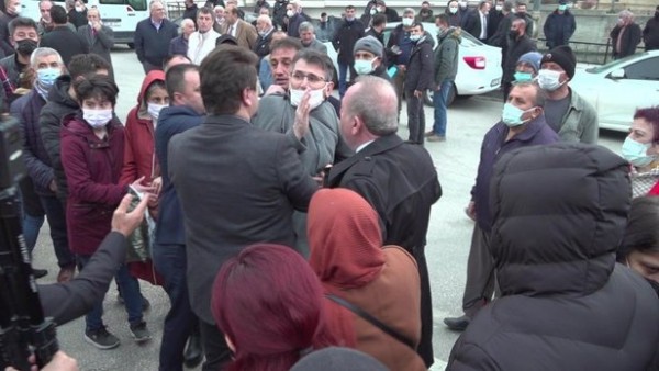 İYİ Parti'liler Meral Akşener'e soru sormak isteyen vatandaşı parmak sallayarak alandan kovdu