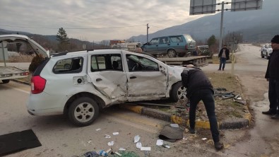 Karabük'te Iki Otomobil Çarpisti Açiklamasi 3 Yarali