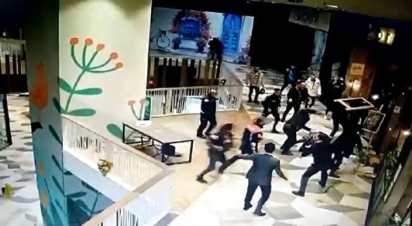 AVM savaş alanına döndü: Masa ve sandalyeler havada uçuştu