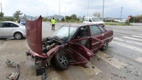 Antalya'da Otomobiller Çarpisti Açiklamasi 3 Yarali