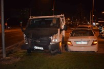 Malatya'da Çarpisan 2 Araç Refüje Çikti Açiklamasi 2 Yarali