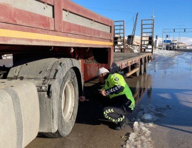 Tercan'da 'Zorunlu Kis Lastigi Denetimi' Yapildi