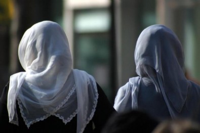 Almanya’da Müslüman kadının vatandaşlık başvurusuna erkek yetkiliyle tokalaşmadığı için ret