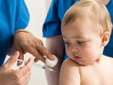 İki bebeğe yanlışlıkla koronavirüs aşısı yapıldı: İki semptom görüldü
