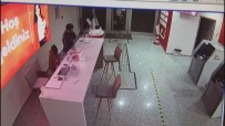 Izmir'de Bankada Yasanan Hirsizlik Ani Güvenlik Kamerasina Yansidi