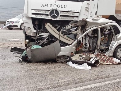 Hafriyat Kamyonu Altina Aldigi Otomobili Metrelerce Sürükledi; 1 Ölü