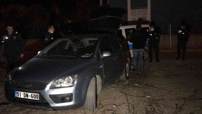 Yaralama Suçundan Aranan Kisi Otomobille Polisten Kaçti, Merdiven Boslugunda Yakalandi