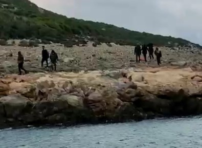 Yunanistan Unsurlarinca Denize Atilan 8 Düzensiz Göçmen Kurtarildi