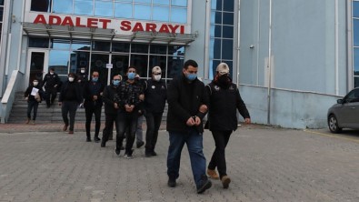 Yurtdisina Kaçmaya Çalisan FETÖ Üyeleri Saklandiklari Evde Yakalandi