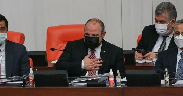 Bakan Varank eşinin doğum yaptığını TBMM'deki bütçe görüşmesinde aldı