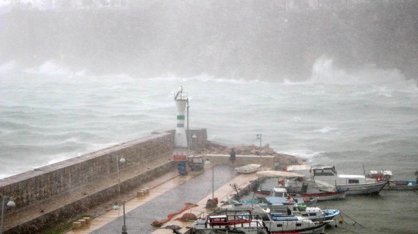 AFAD Antalya'daki fırtınanın bilançosunu açıkladı!