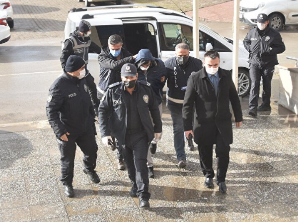 Sokak ortasında eski koca dehşeti: Defalarca bıçakladı! Savunması pes dedirtti