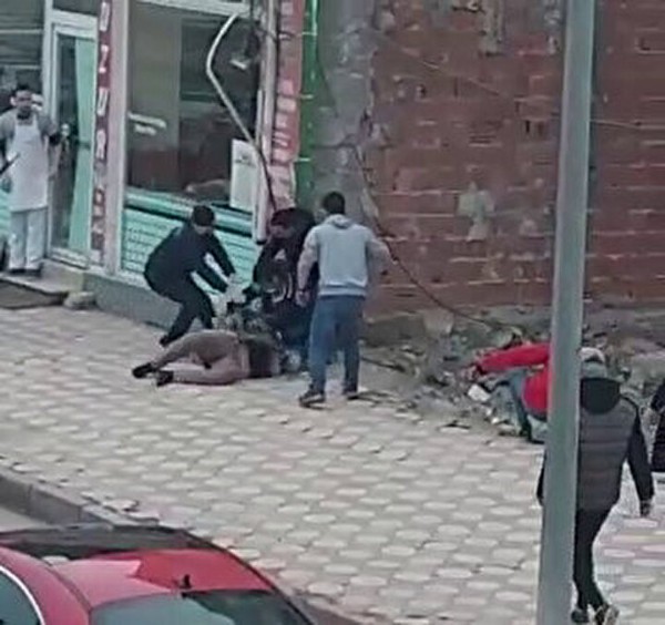 Sokak ortasında eski koca dehşeti: Defalarca bıçakladı! Savunması pes dedirtti