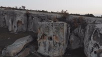 'Aslantaş Kaya Mezarı' İlk Günkü Heybetini Koruyor Haberi
