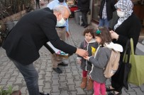 Başkan Bozkurt'tan Çocuklara Çikolata İkramı Haberi