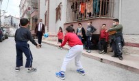 Çocuklar Sokak Futbolu Taktiklerini Başkan Büyükakın'dan Öğrendi Haberi