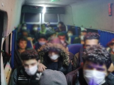 Eskişehir'de 4 Araçta 63 Düzensiz Göçmen Yakalandı