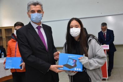 Gönen'de 55 Öğrenciye Klavyeli Tablet Dağıtıldı