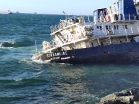 Zeytinburnu'nda Karaya Oturan Gemi Batmasın Diye Halatla Taşlara Bağlandı Haberi