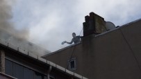Çatıda Çıkan Yangına Vatandaştan Damacanalı Müdahale Haberi