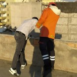 Kızıltepe'de 6 Katlı Binanın Çatısına Çıkan Şahsı İtfaiye Amiri İkna Etti Haberi