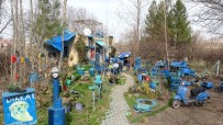 Mardin'deki Bu Evin Bahçesi 'Şirinler Köyünü' Andırıyor