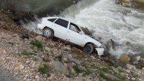 Otomobil Dereye Uçtu, Sürücü Kayıplara Karıştı