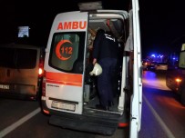 (Özel) Sancaktepe'de İki Araç Kafa Kafaya Çarpıştı Açıklaması 1'İ Ağır 4 Yaralı Haberi