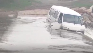 Suya Kapılan Minibüste Can Pazarı