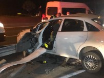 Bayrampaşa'da Kontrolden Çıkan Araç Bariyerlere Ok Gibi Saplandı Açıklaması 2 Yaralı Haberi