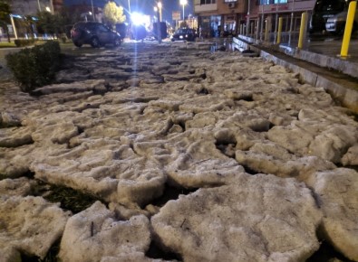 İzmir'de Dolu Birikintileri Kar Yağışını Andırdı