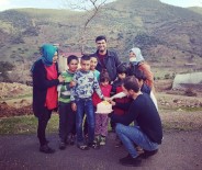 Köy Köy Gezip Çocuklara Pasta Dağıtıyorlar Haberi