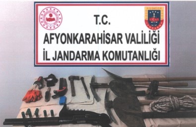 3 Bin Yıllık Vadideki Kalede Define Arayan 5 Kişi Suçüstü Yakalandı