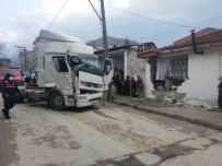 Bursa'da Kontrolden Çıkan Tır Eve Çarptı Açıklaması 1 Yaralı