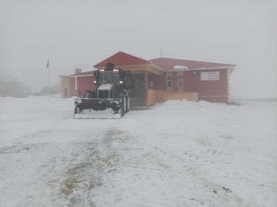Çaldıran Belediyesi Okul Bahçelerini Kardan Temizledi