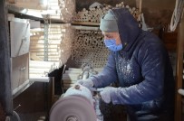 85'Lik Abdullah Usta Fabrika Gibi Çalışıyor, Günde 500 Keser Sapı Üretiyor Haberi