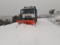 Manisa'da Kar Nedeniyle Kapanan Yollar Açıldı