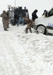 (Özel) Arnavutköy'de Yolda Kalan Servisin Yardımına Polis Koştu Haberi