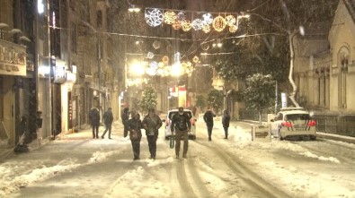 Taksim Meydanı Kar Yağışı İle Birlikte Beyaza Büründü