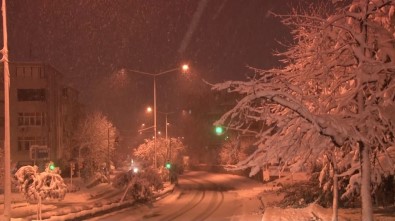 Anadolu Yakası'nda Yoğun Kar Yağışı Etkisini Sürdürüyor