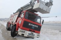Buzlu Yolda Kontrolden Çıkan İtfaiye Aracı Devrildi