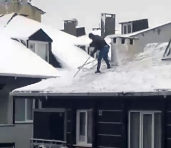 Çatıda Tehlikeli Kar Temizleme Anı Kamerada