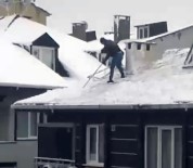 Çatıda Tehlikeli Kar Temizleme Anı Kamerada Haberi